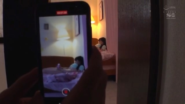 Ngintipin adik lagi masturbasi di kamar